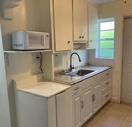 4th image of 23 Sidonia Ave APT 2