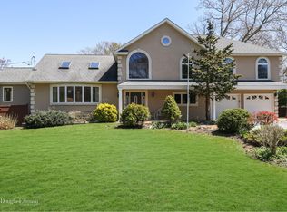 415 Ridgefield Rd, Hauppauge, NY 11788