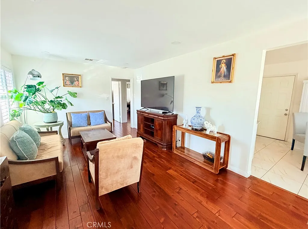 3 bed, 1259 sqft, $4,000 — Photo 2