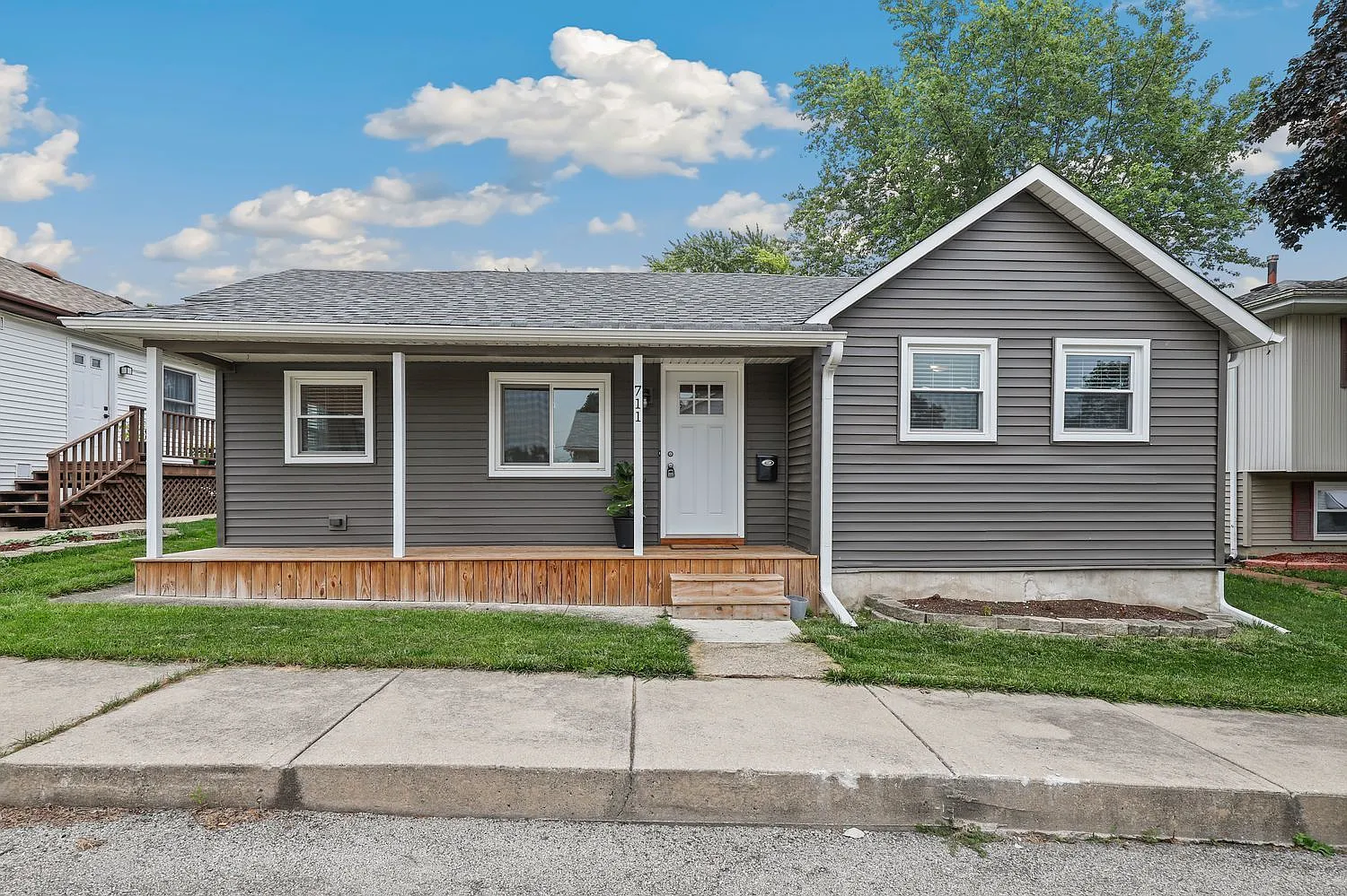 711 Ledochowski St photo 1