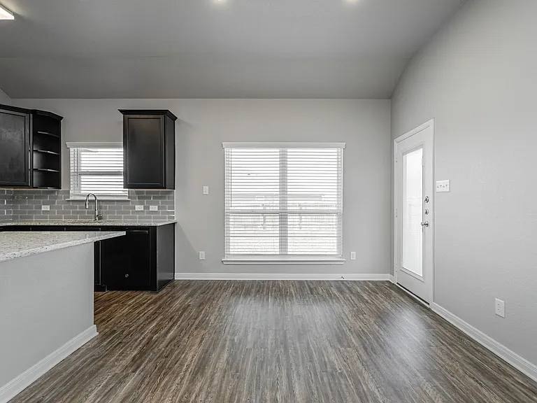 1368 Kingsgate Dr — Photo 14