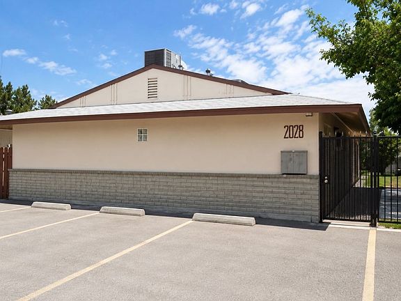 5th image of 2028 Daley St APT 1