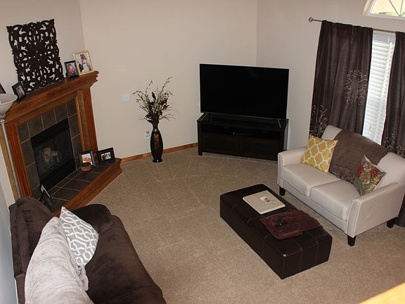 4th image of 809 NW Hawthorn Ct