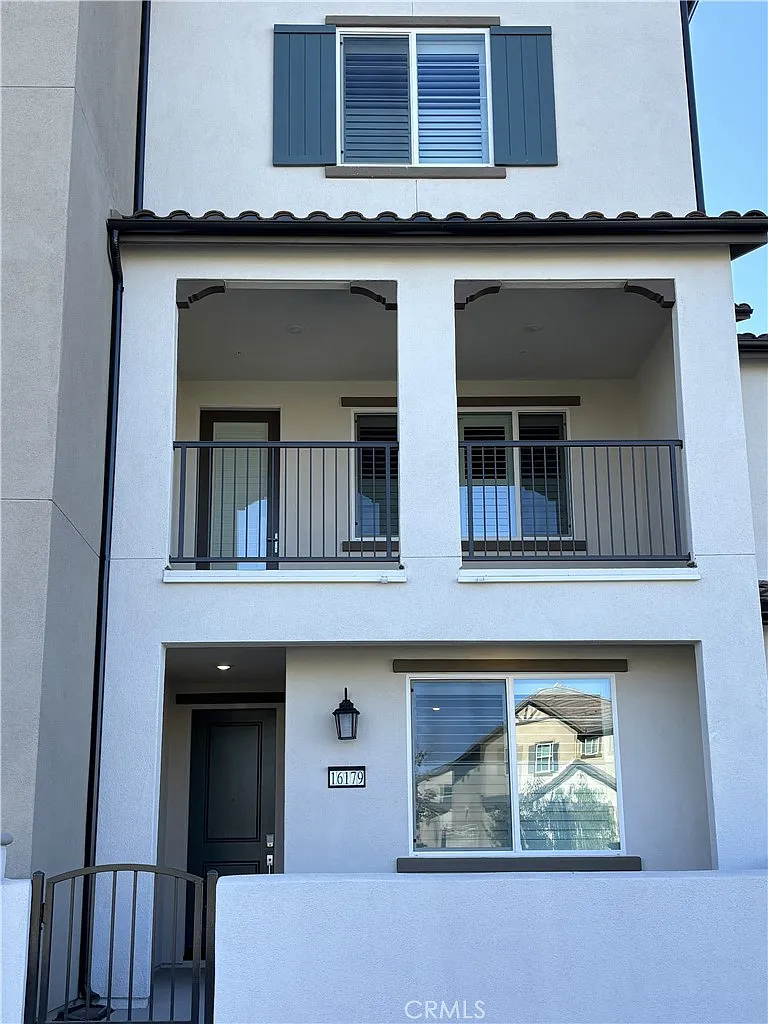 4 bed, 3.5 bath, 2525 sqft, $4,000 — Photo 1