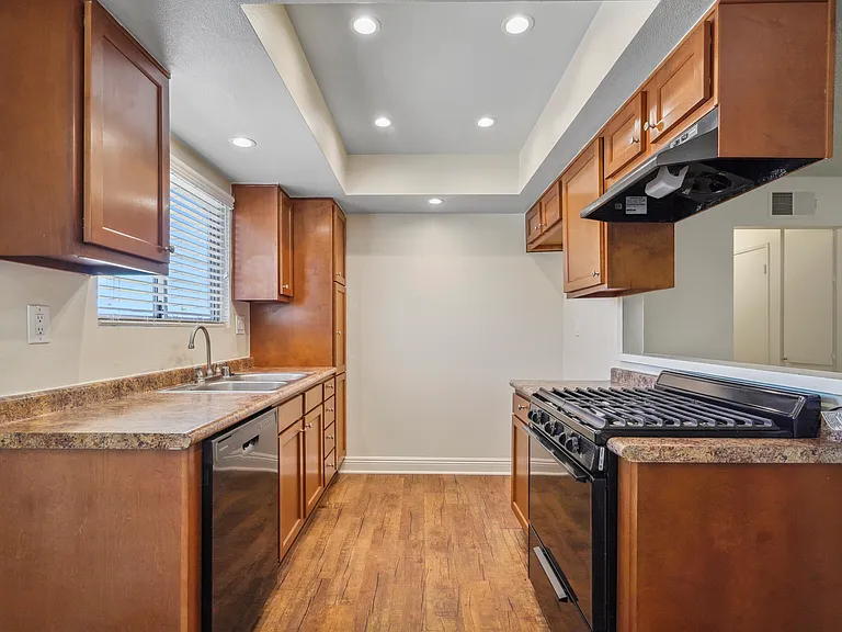 Sierra West Apartments — Photo 24