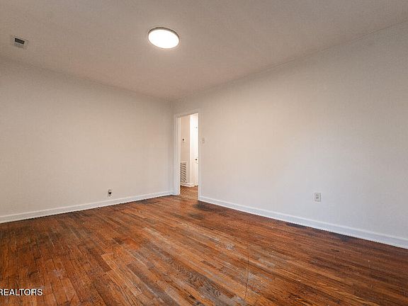 4th image of 1129 Harvey St