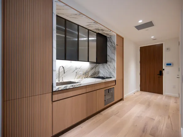 135 East 47th Street image 2 of 8