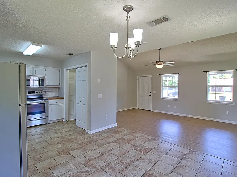 218 Sheila Dr — Photo 7