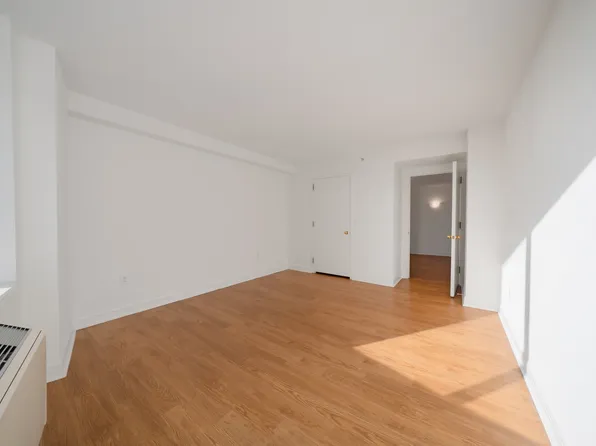 160 Riverside Boulevard image 16 of 17