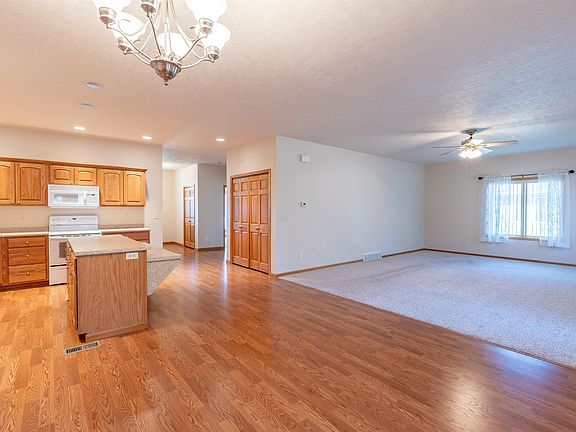 5th image of 114 W Creek Dr