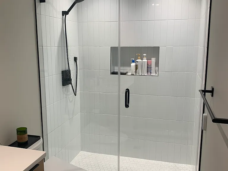 Two shower heads that can be used simultaneously or with the option to choose your preference.
