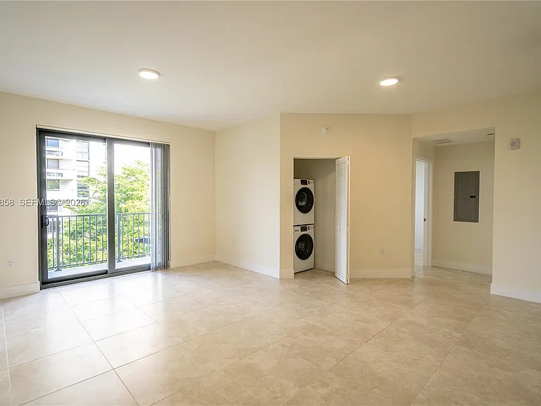 1091 Galiano St #404 — Photo 2