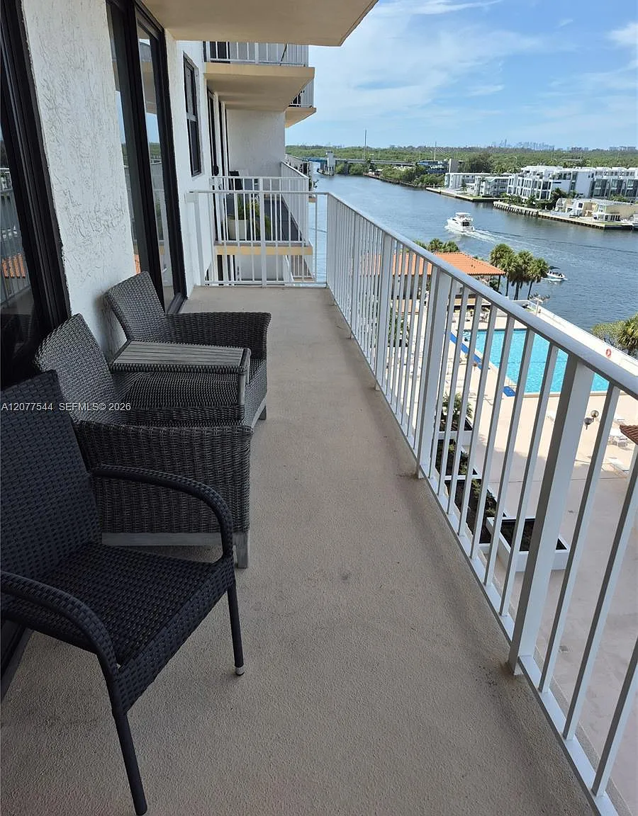 Winston Towers 700 Condo — Photo 2