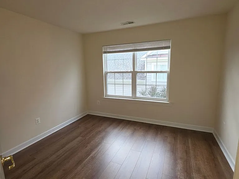 404 Tailor St — Photo 23