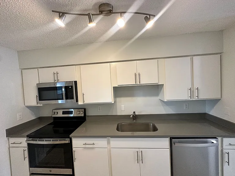 Lakeside Cove Apartments — Photo 4