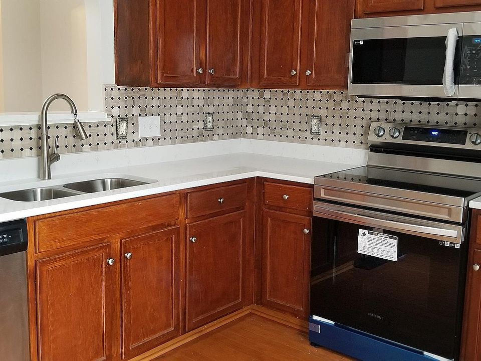 Kitchen. new appliances. new countertop.