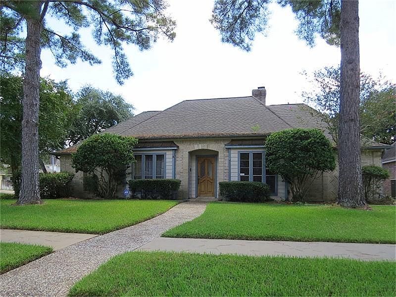 1st image of 18303 Oakhampton Dr