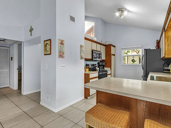 4th image of 111 Maplecrest Circle