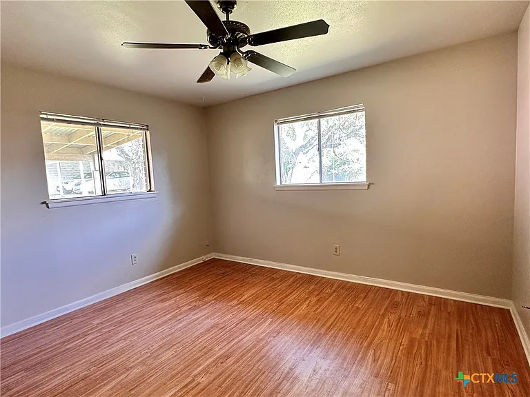 1009 Hazelton St — Photo 5