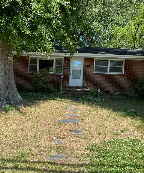 428 Eastwood Dr — Photo 2