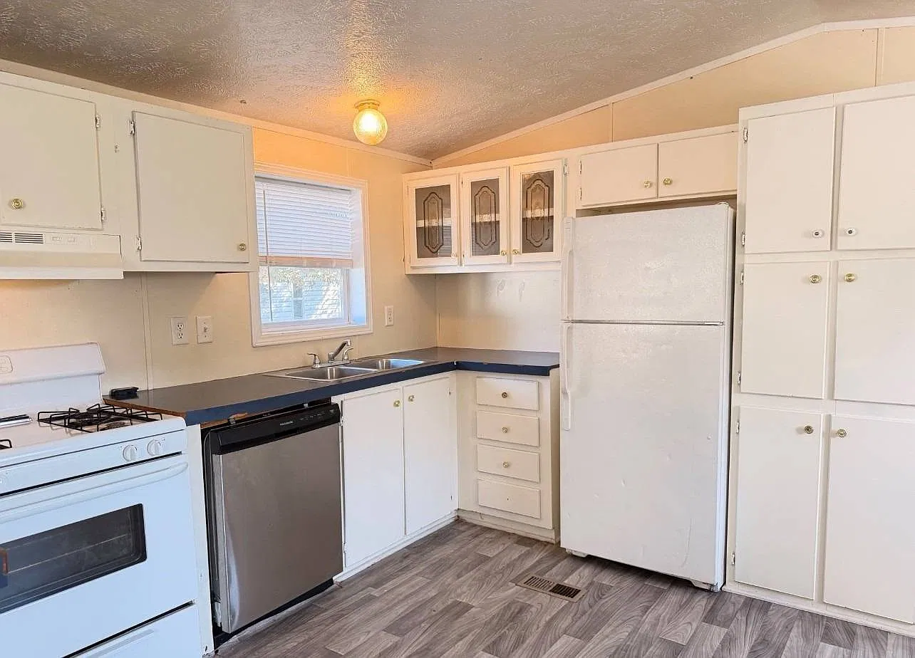 3 bed, 2.0 bath, $950 — Photo 2