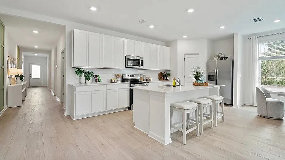 3 bed, 2.0 bath, 1825 sqft, $2,200 — Photo 2