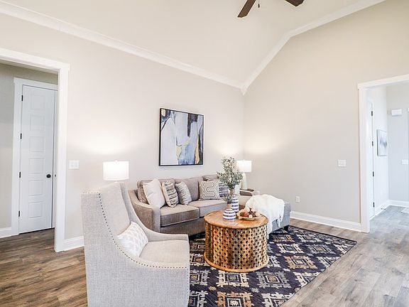 3rd image of 421 Oak Pl