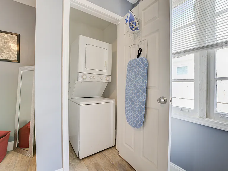 1050 N Pkwy #105 — Photo 23