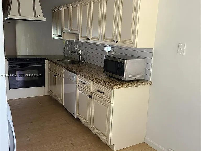 10520 Buttonwood Ave #10520 — Photo 2