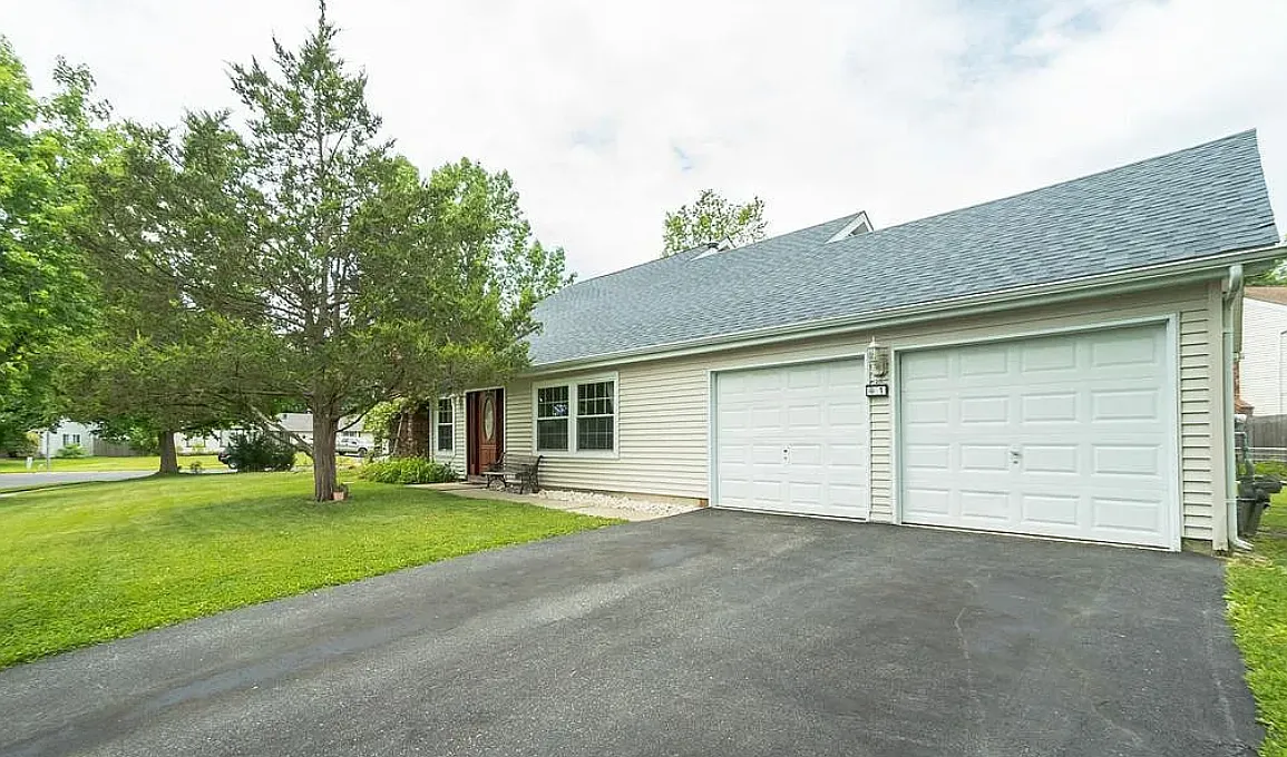 4 bed, 1940 sqft, $3,600 — Photo 1