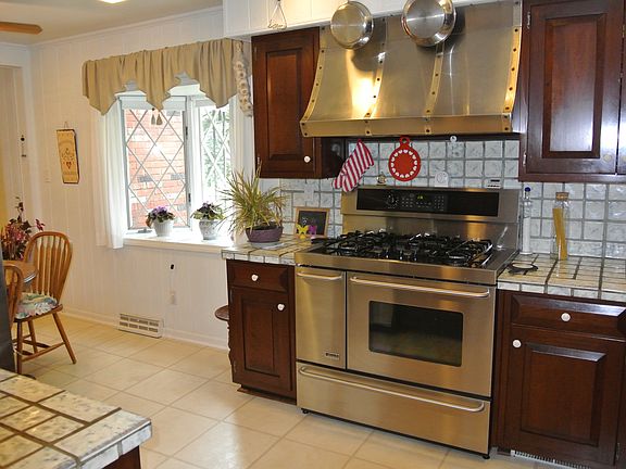 3rd image of 499 Lake Shore Dr E