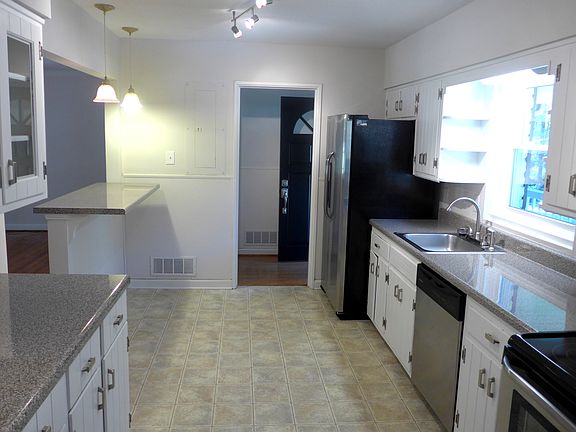 KITCHEN Facing front door