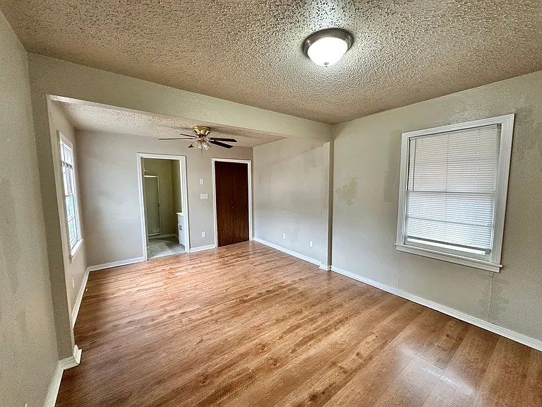 1908 Currie Ln — Photo 9