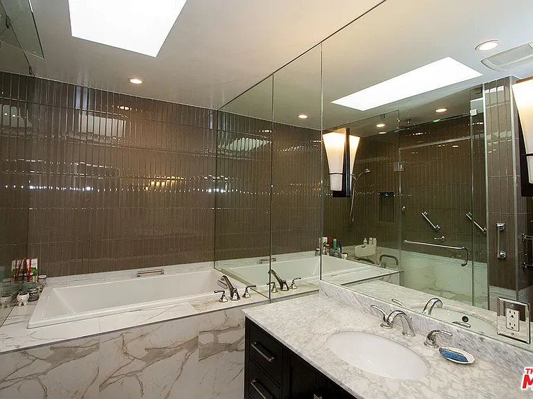1173 S Point View St — Photo 15