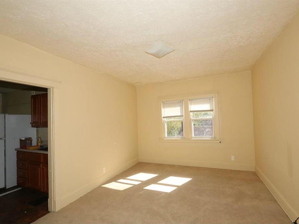2nd image of 1060 Rosemont Ave #3