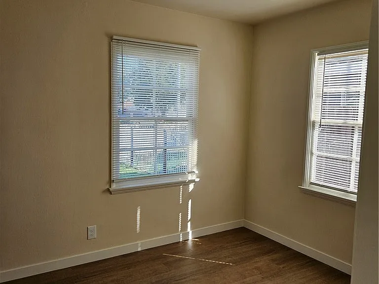 6907 White Oak Ave — Photo 32