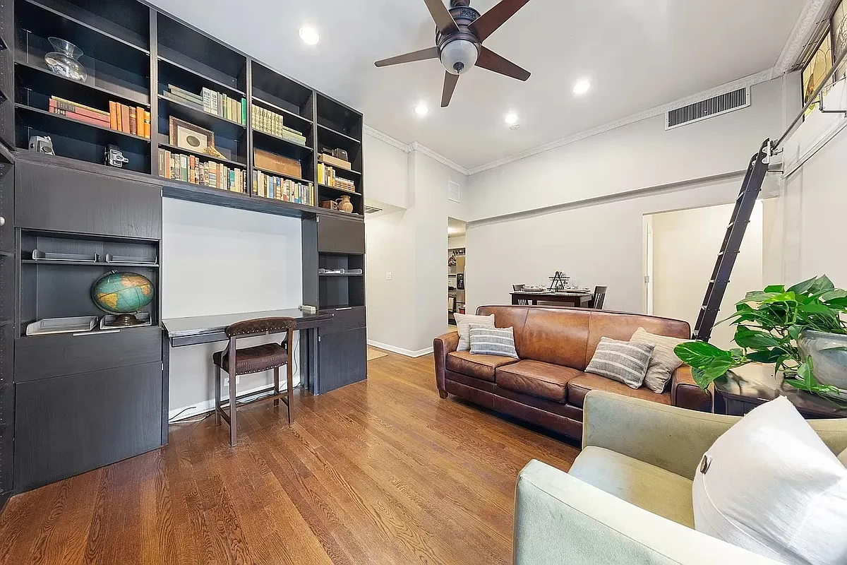 Building Photo - 921 N La Salle Dr #10