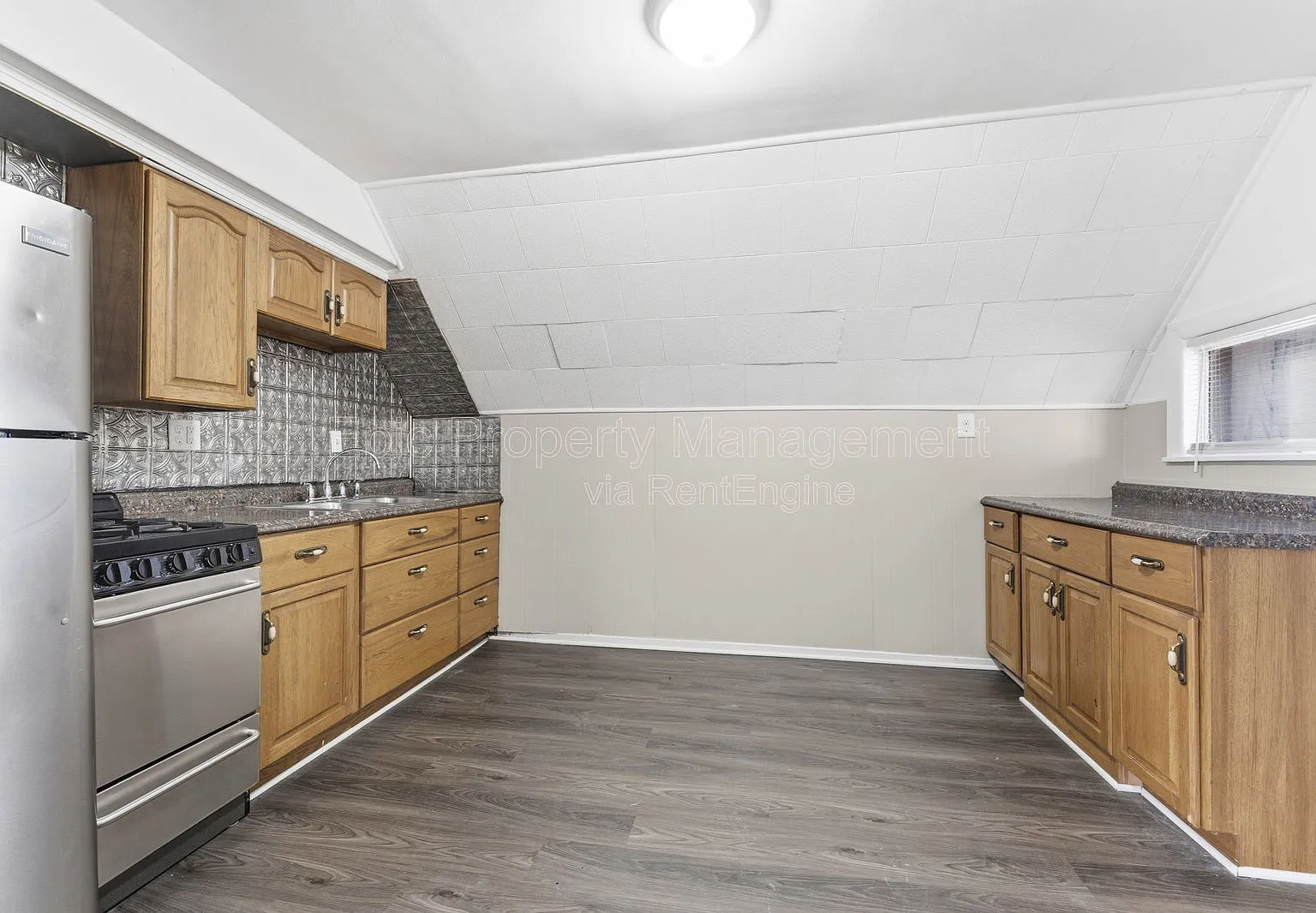 2 bed, 1.0 bath, $1,095 — Photo 2