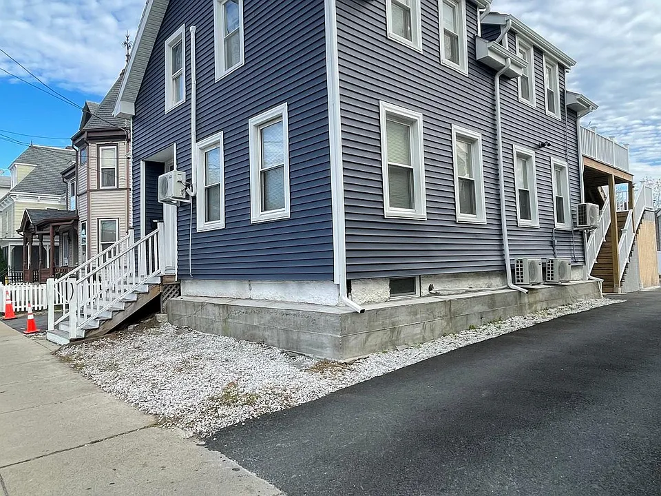 242 Essex St #1