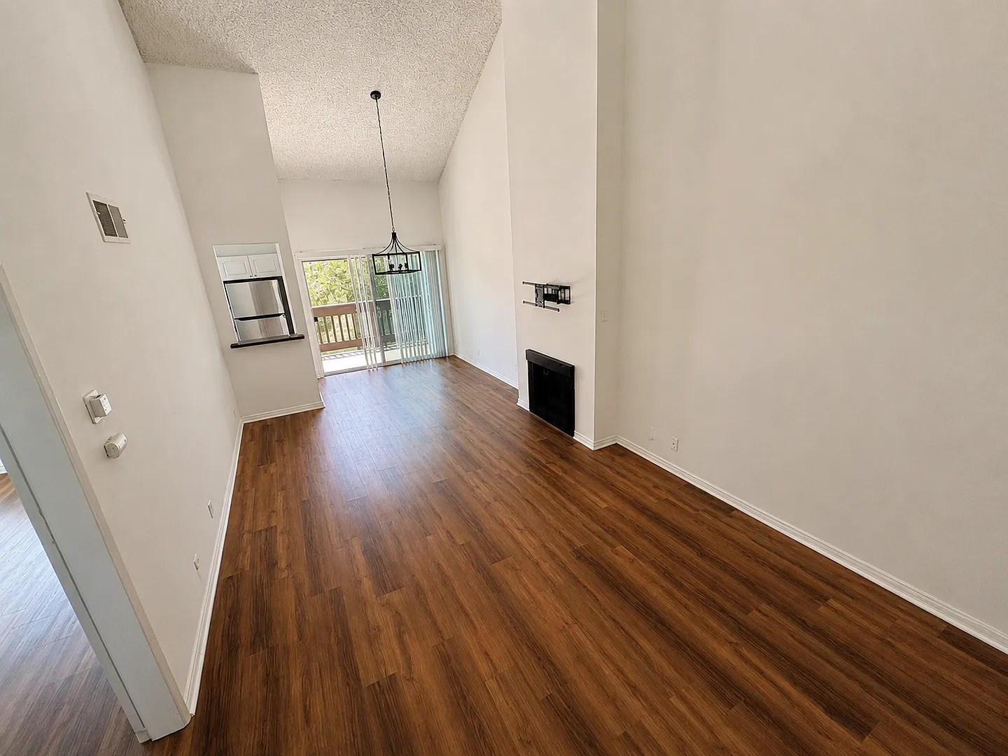 Beautiful 1 bed 3rd floor (top) condo in lakeside community in Culver City — Photo 1