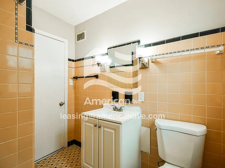 557242_012_bathroom_13.jpg