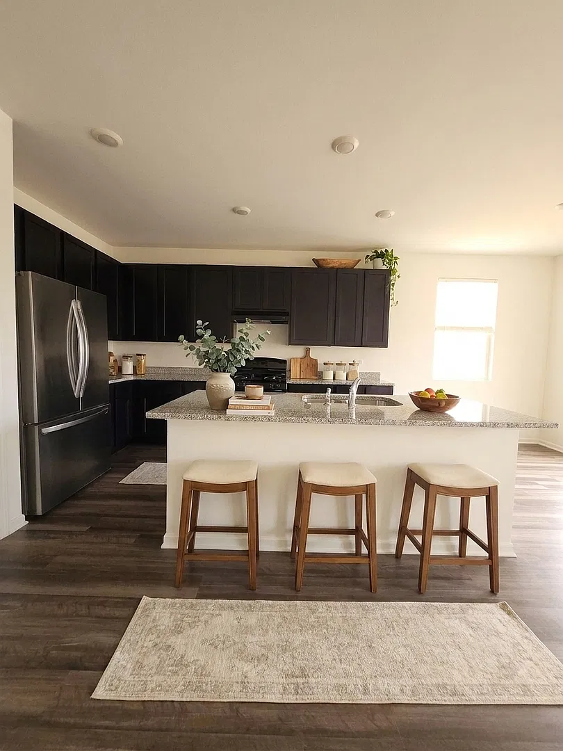 3 bed, 1577 sqft, $3,300 — Photo 3