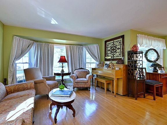 5th image of 2407 Forest View Ave