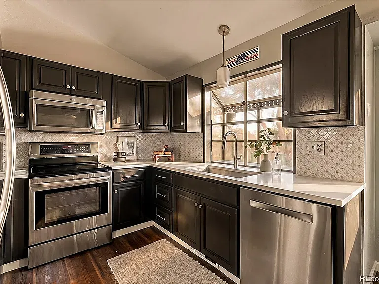 3 bed, 1832 sqft, $3,500 — Photo 3
