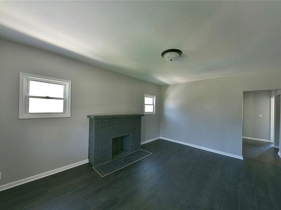 5th image of 86 Erskine Ave
