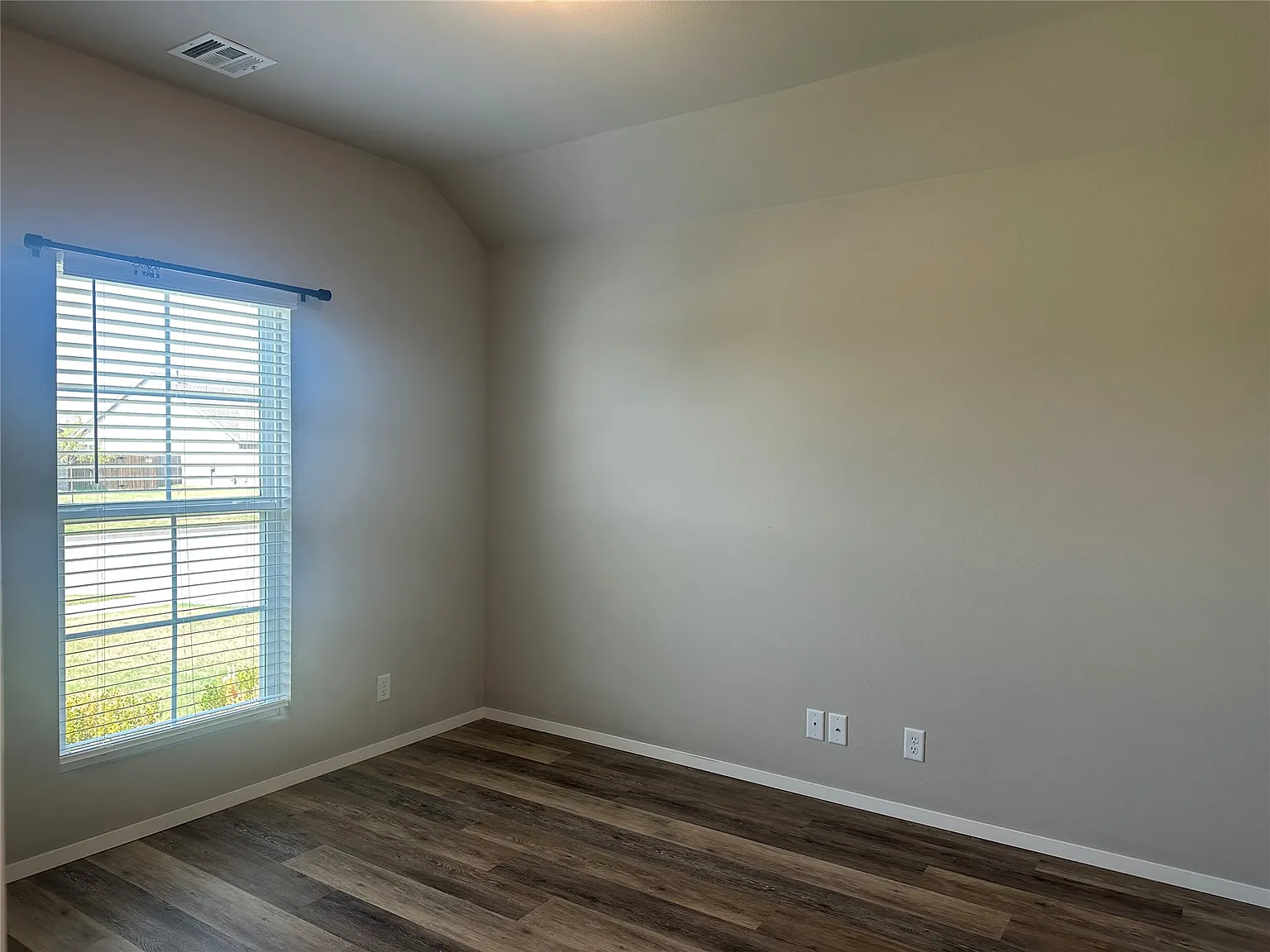 4 bed, 2.0 bath, 1915 sqft, $2,300 — Photo 4