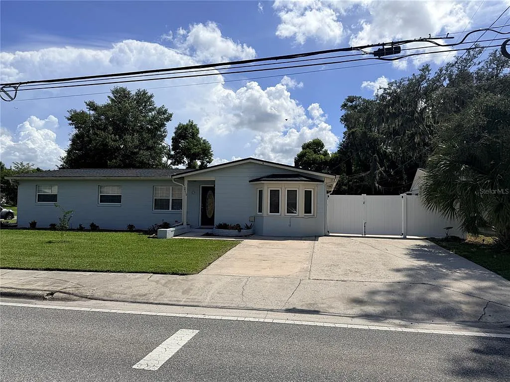 4 bed, 2.0 bath, 1500 sqft, $2,500 — Photo 1