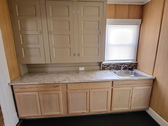 3rd image of 557 Dorothy Ave