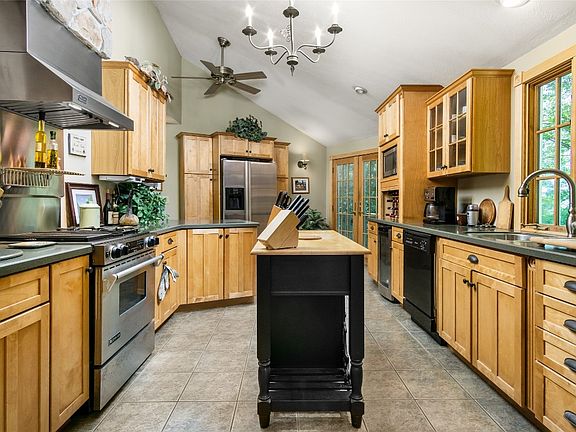 3rd image of 905 Cherry Ln