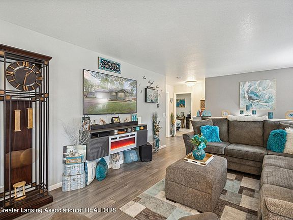 3rd image of 106 Demaris Ln